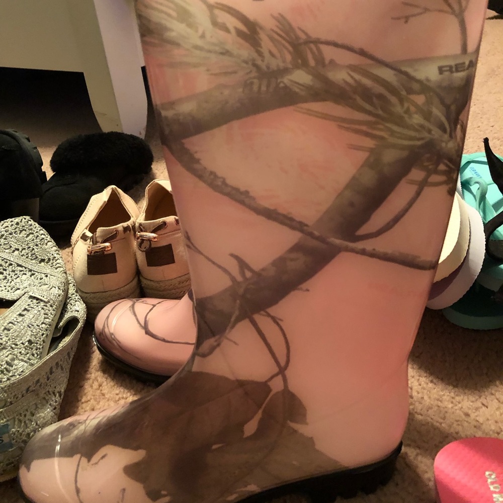Real tree camo rain boots